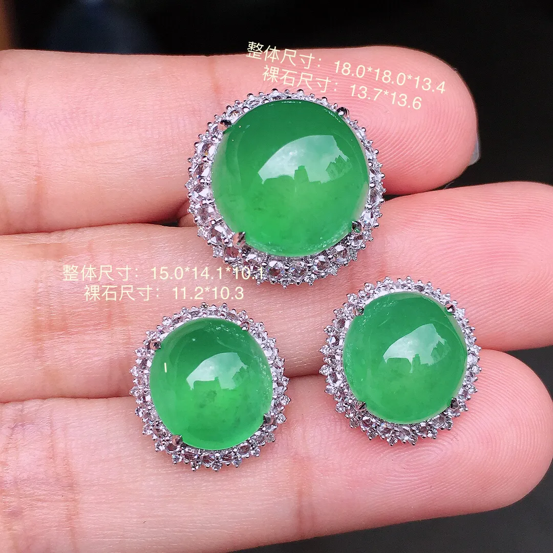 冰绿蛋面套装（耳钉+戒指），色泽均匀艳丽，玉质细腻，荧光感超
强，饱满水润，气质满满。18k
金豪华镶嵌