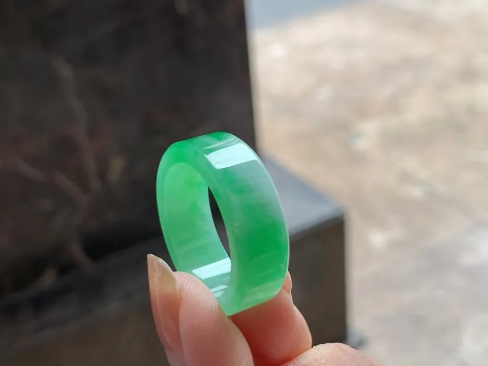 阳绿扳指，颜色漂亮，水润