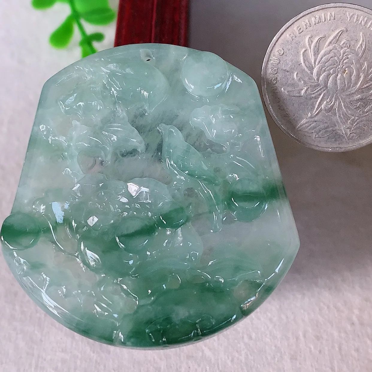 自然光实拍，冰润冰种飘花翡翠喜上眉梢吊坠，花开富贵，种老水足，翠色灵动，寓意美好，佩戴时尚出众！#46.5