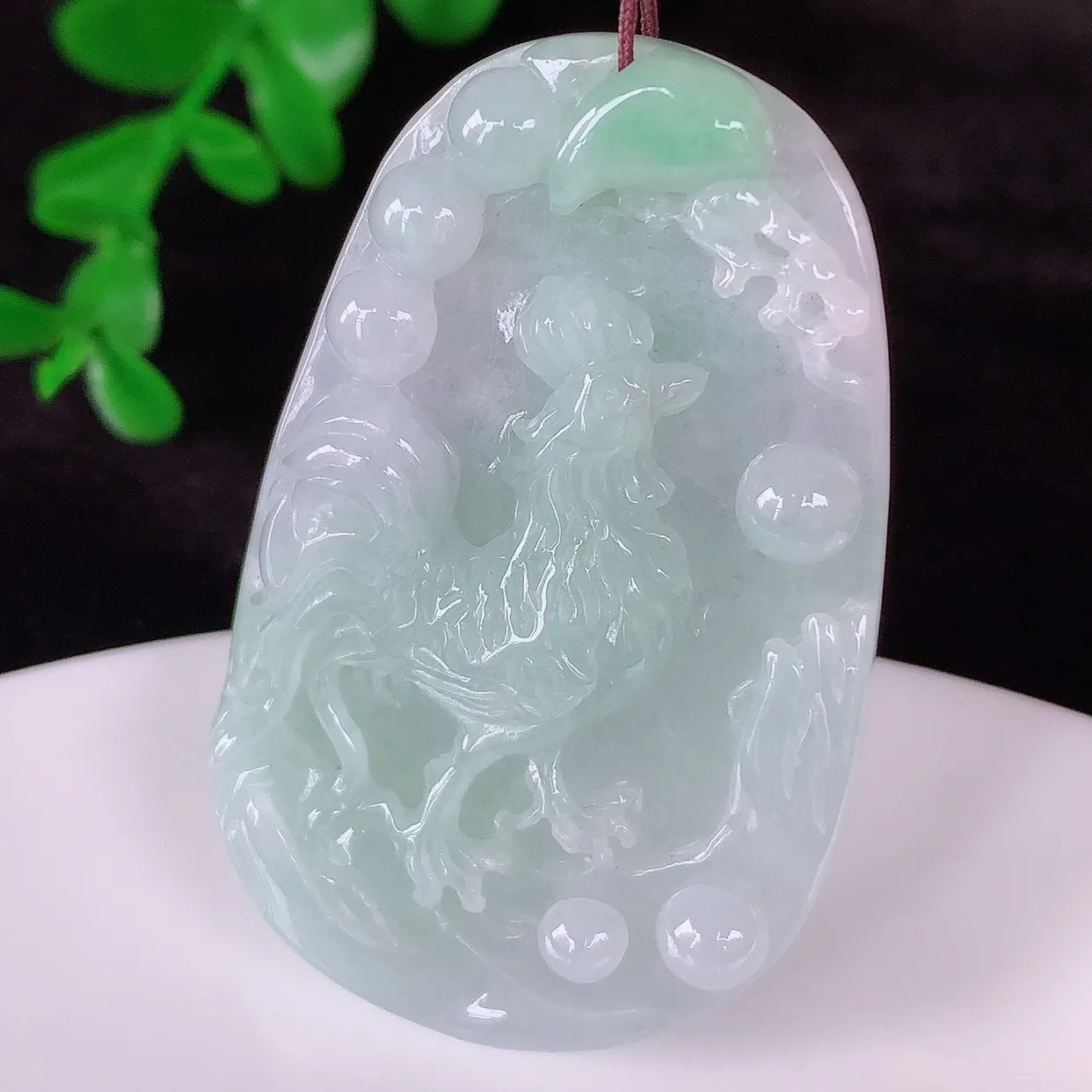自然光实拍，冰润冰糯种淡春彩翡翠生肖鸡吊坠，闻鸡起舞，种老水足，翠色灵动，寓意美好，佩戴时尚出众！#