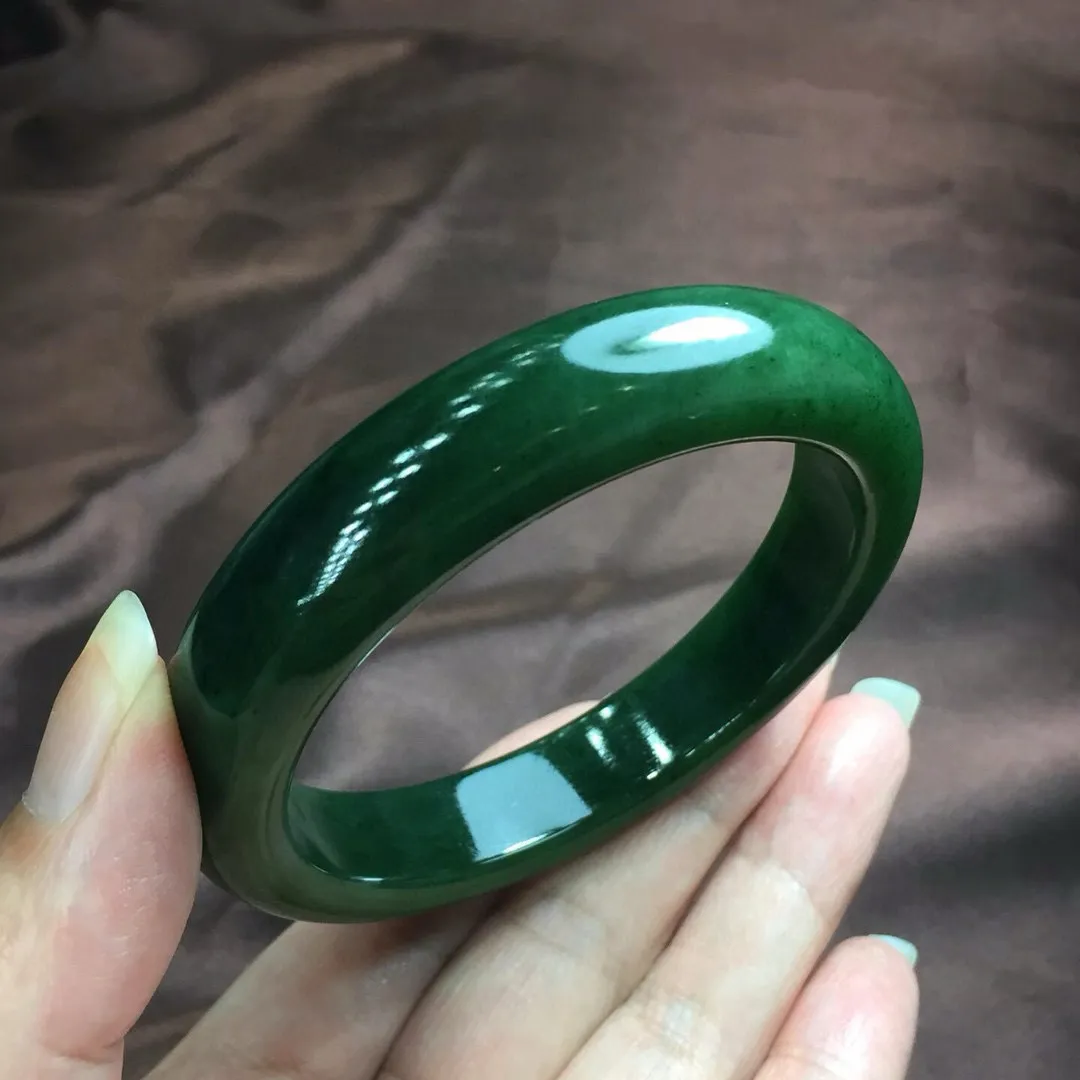 圈口62.3*14.5*9.5mm。重：78.2克左右。天然碧玉菠菜绿手镯，质细地腻，水头足，老坑老料，颜超色美！上手果效好。微黑点。
