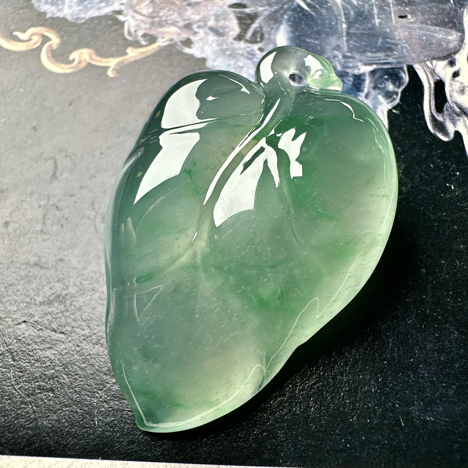 【冰种飘绿随形叶吊坠】金枝玉叶，种水上乘，晶莹剔透，纯净通透，莹光感很强。