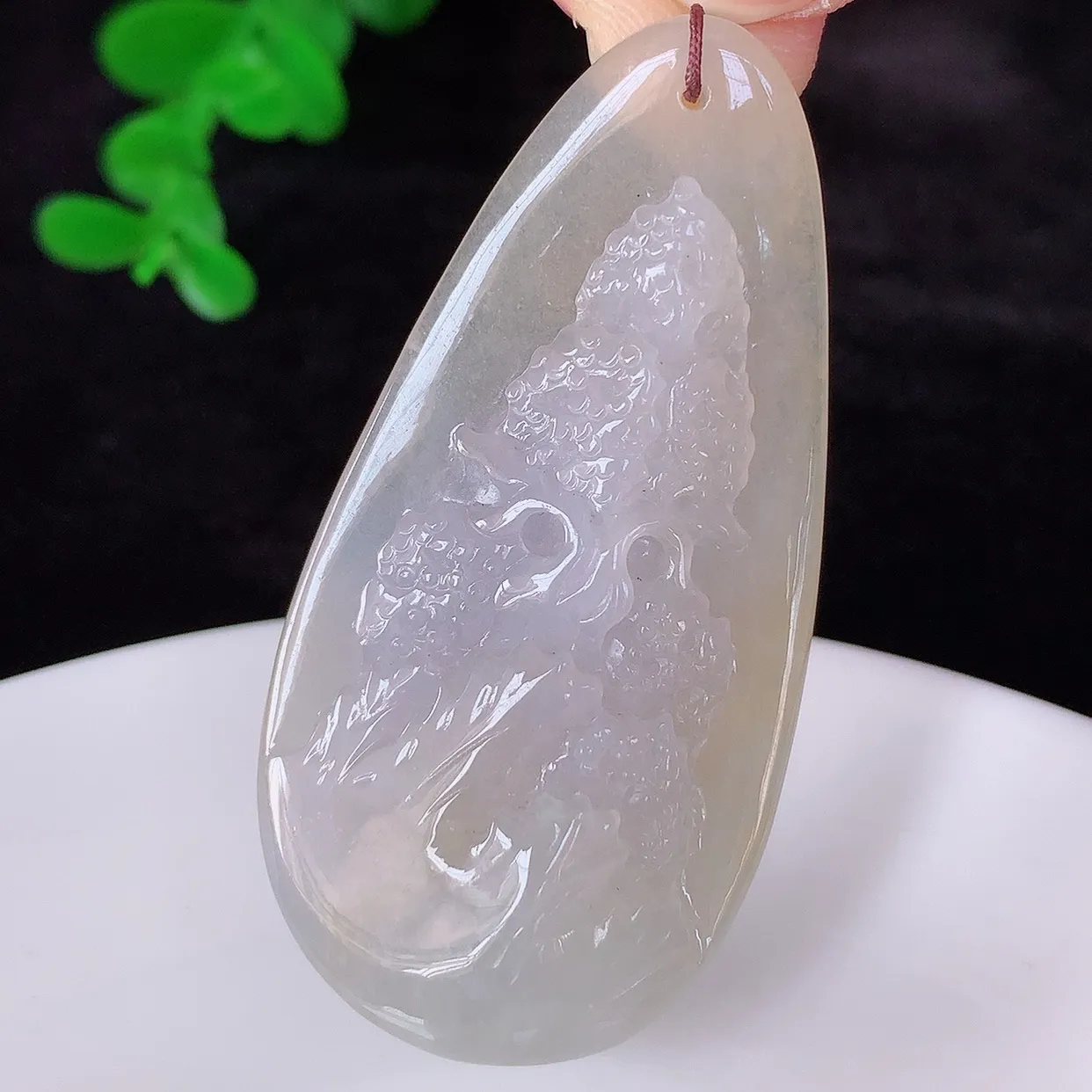 自然光实拍，冰润冰黄翡翡翠山水牌吊坠，翡翠山水，立体生动形象，山水素材布局合理，意境感佳，佩戴上身效