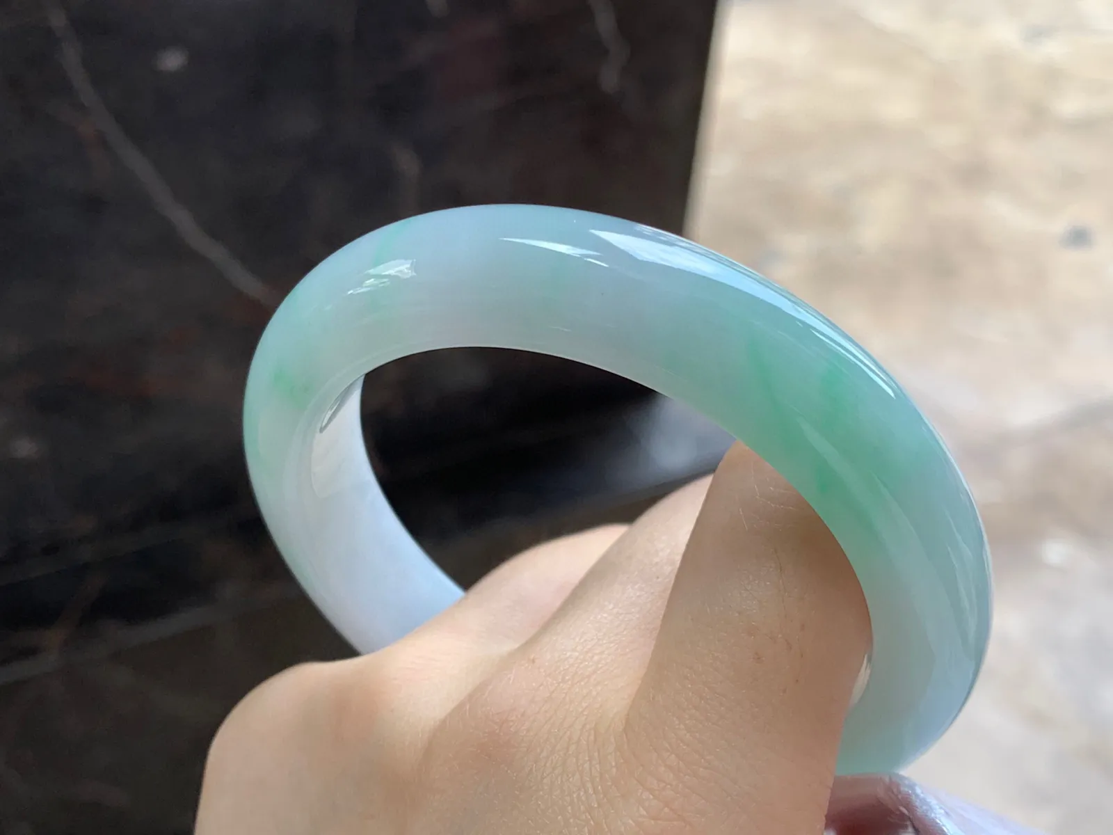 带色手镯
尺寸：61.2-13.1-10.2mm
肉质细腻干净～大圈口