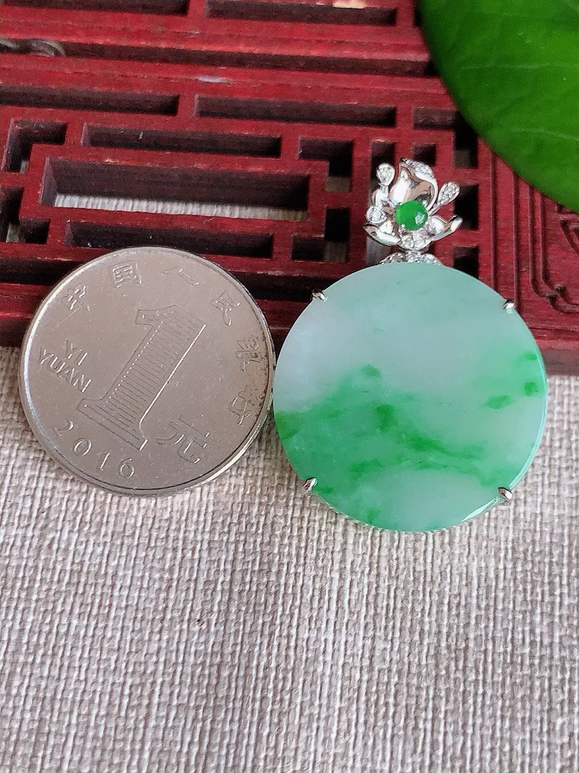 a货翡翠老坑冰种18K金伴钻镶嵌飘绿无事牌吊坠 尺寸36.3×25.2×6.3mm 重量7.70g 0606