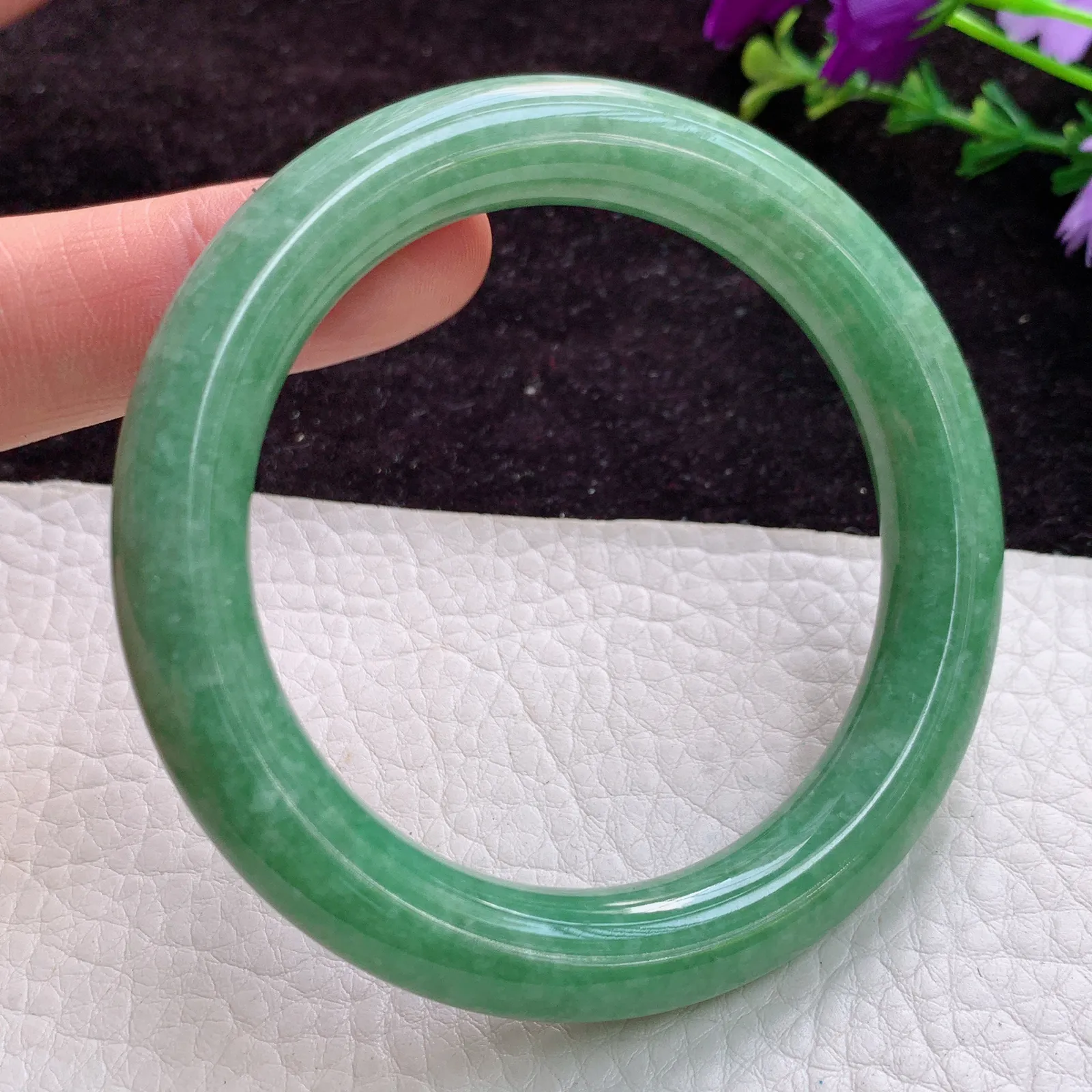 pp实拍55*10老坑精美55圈口满绿百搭圆条翡翠手镯 美人镯
