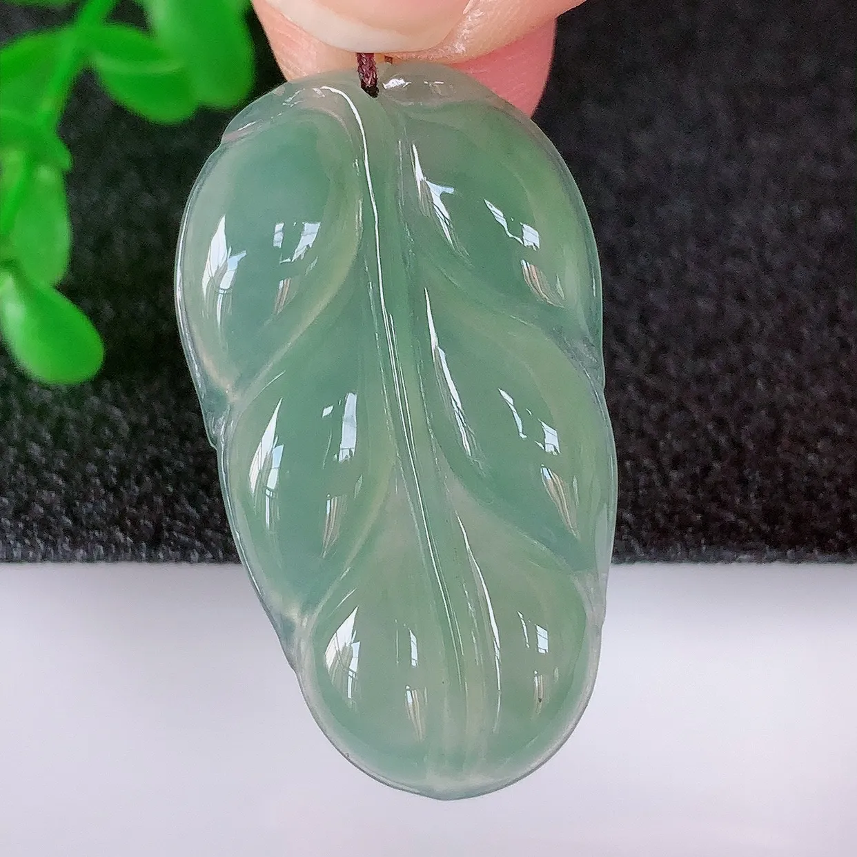 自然光实拍，冰润冰种飘绿翡翠事业有成叶子吊坠，莹润且起胶，叶子清秀优雅，佩戴大业有成！#57.5