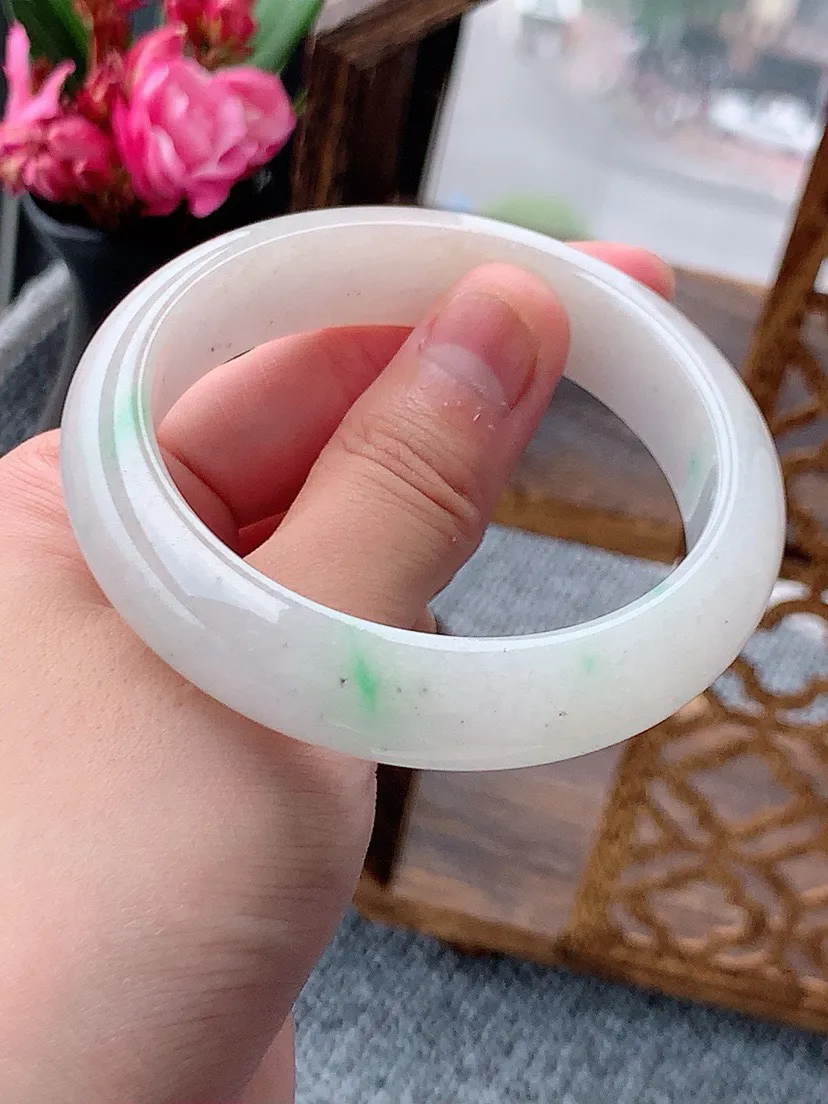 a货翡翠飘绿正装正圈手镯55-56圈口 尺寸55.8×13.8×8mm 重量63.70g 0605