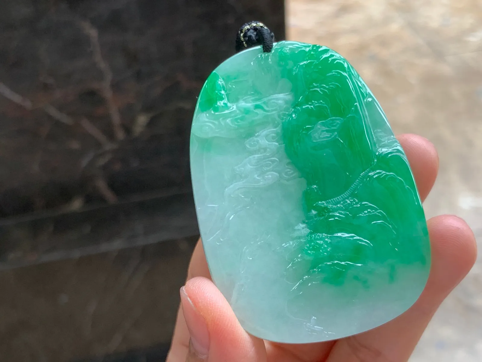 带色山水牌 有种有色  雕工精湛  佩戴大气