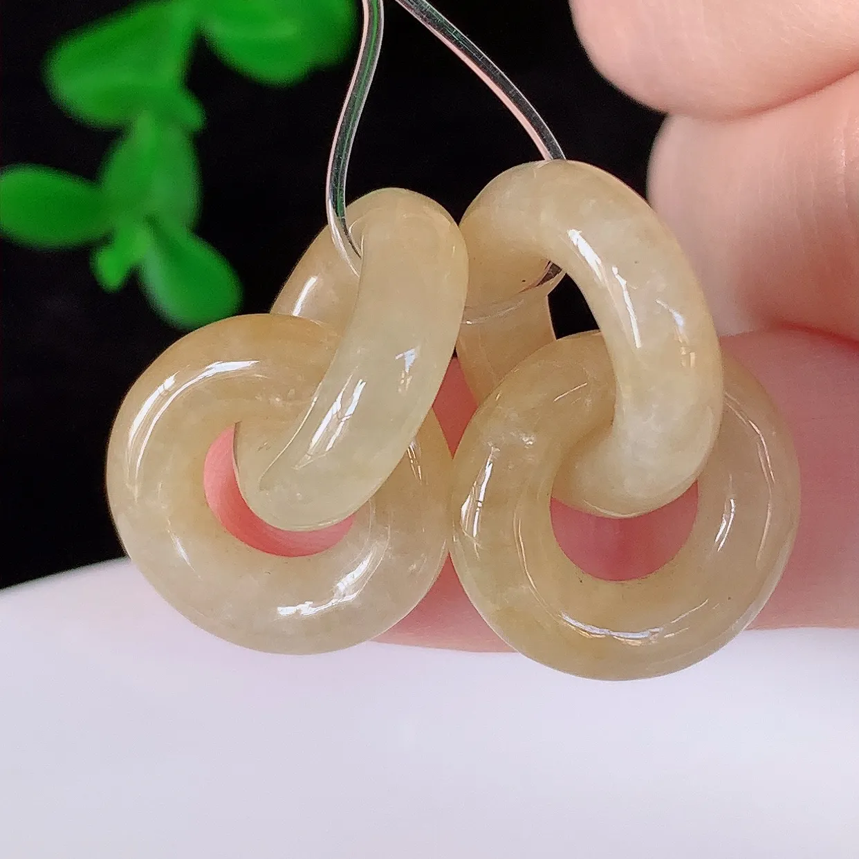 自然光实拍，冰糯种黄翡一对环环相扣翡翠，翠色灵动，玉质细腻，颜色漂亮，品相佳，佩戴佳品！配银线 #49.5
