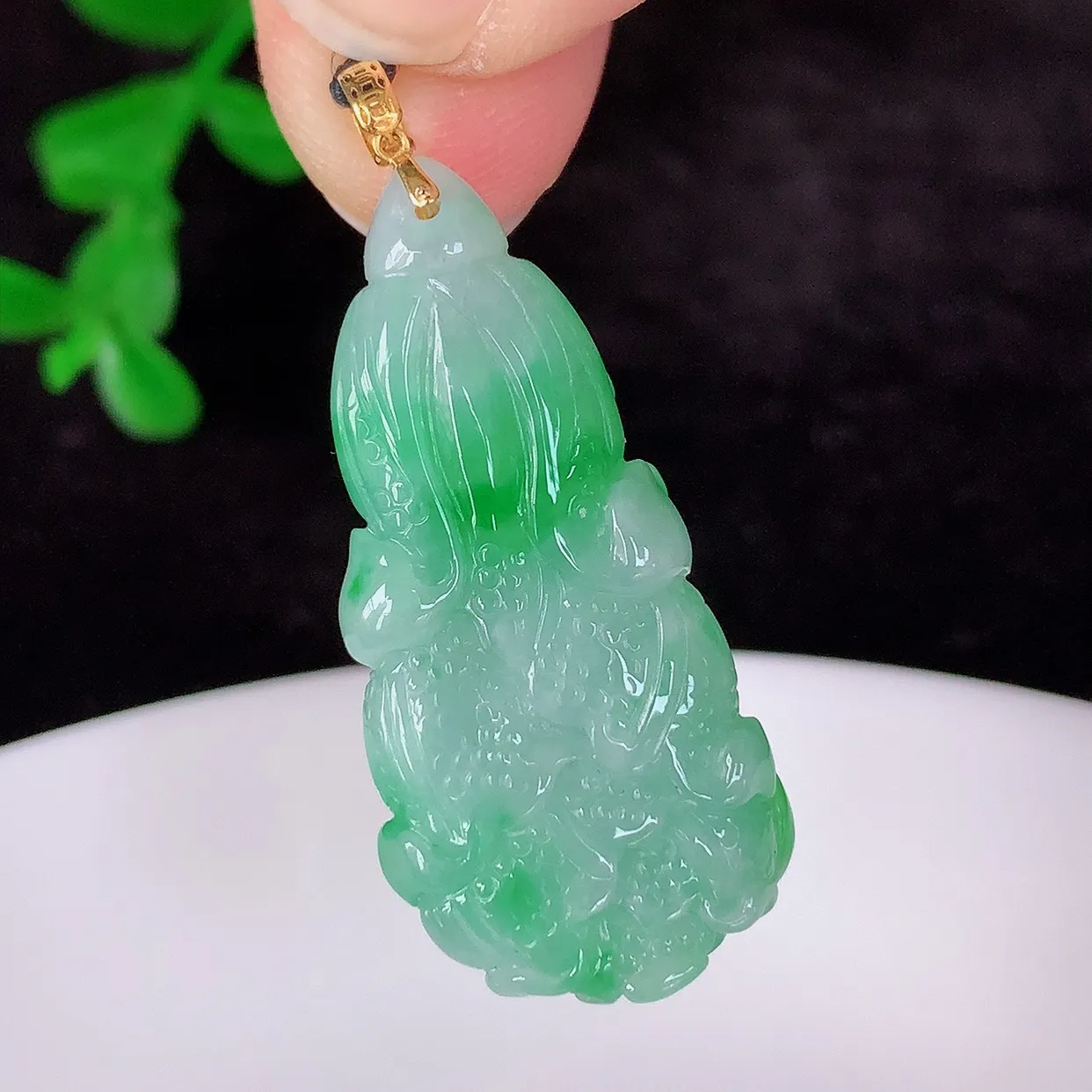 自然光实拍，18K金镶嵌冰润冰糯种飘阳绿翡翠招百财白菜吊坠，百财聚来，财源滚滚，色泽鲜艳，精工水润的