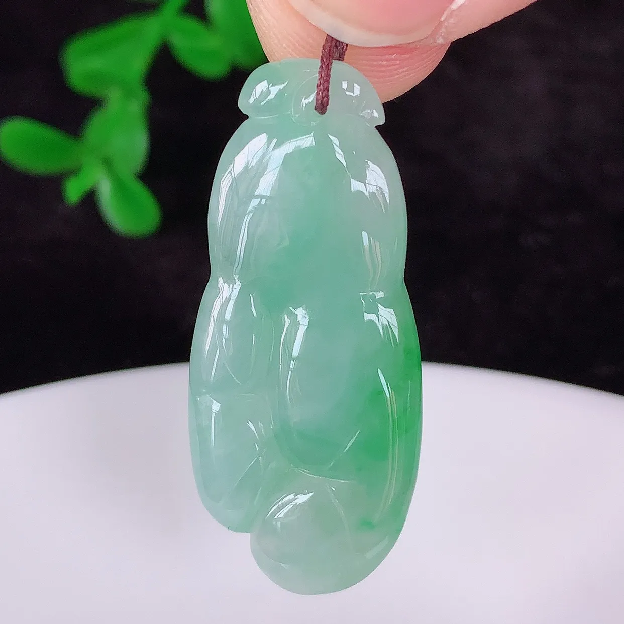 自然光实拍，冰润冰飘阳绿翡翠人参吊坠，种老水足，翠色灵动，寓意美好，佩戴时尚出众！#57.5