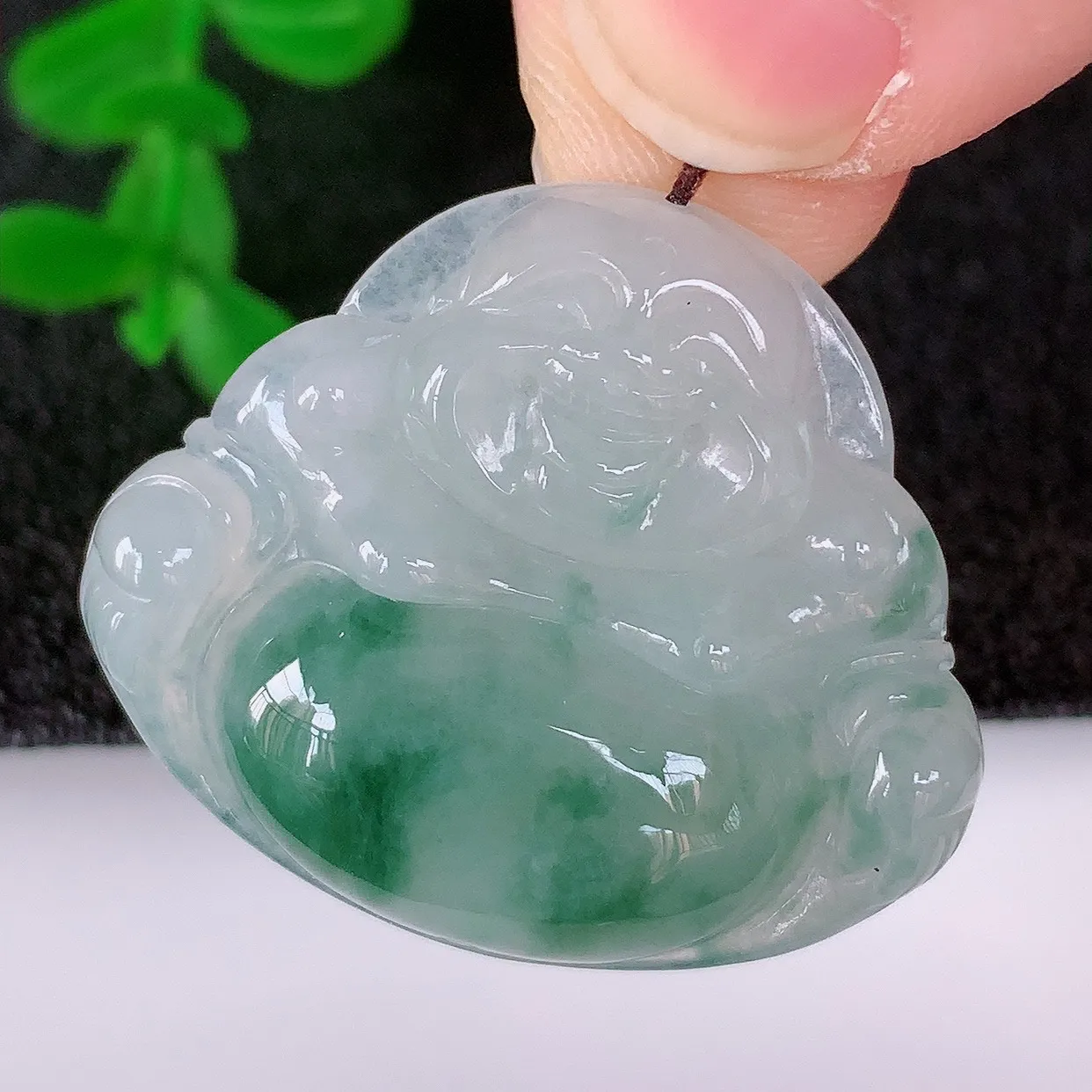 自然光实拍，冰润冰飘花翡翠佛公吊坠，饱满， 佛公亦保平安，寓意有福（佛公）相伴，配戴优雅迷人！#57.5