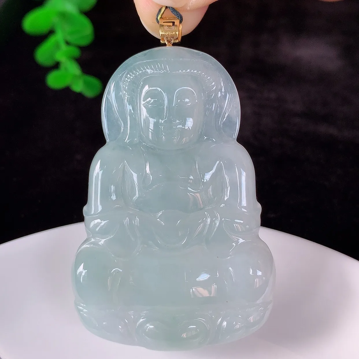 自然光实拍，18K金镶嵌大件冰种翡翠观音吊坠，赐福翡翠观音，翠色迷人，观音面相端庄，佩戴时尚出众！#35.5整体60*裸石52.6*35.6*5