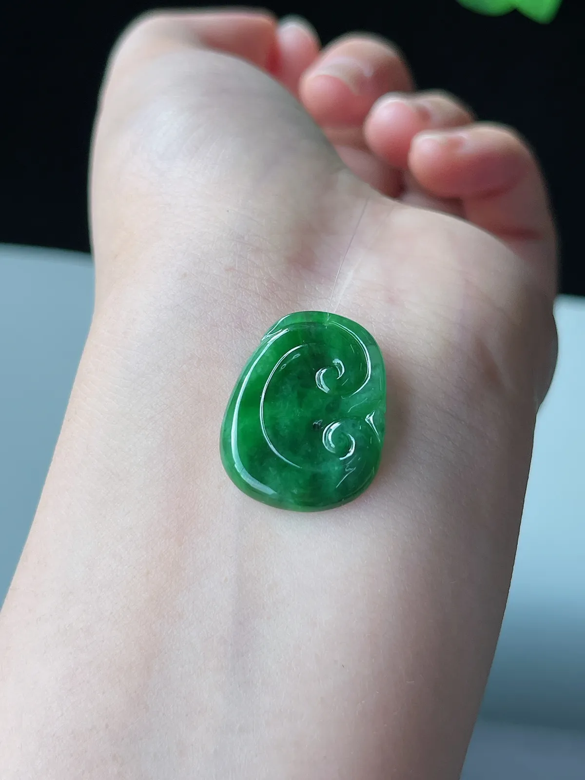 翡翠糯种绿色如意