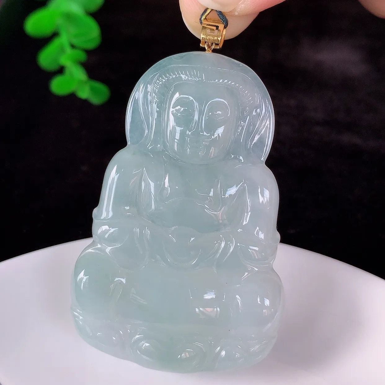 自然光实拍，18K金镶嵌大件冰种翡翠观音吊坠，赐福翡翠观音，翠色迷人，观音面相端庄，佩戴时尚出众！#