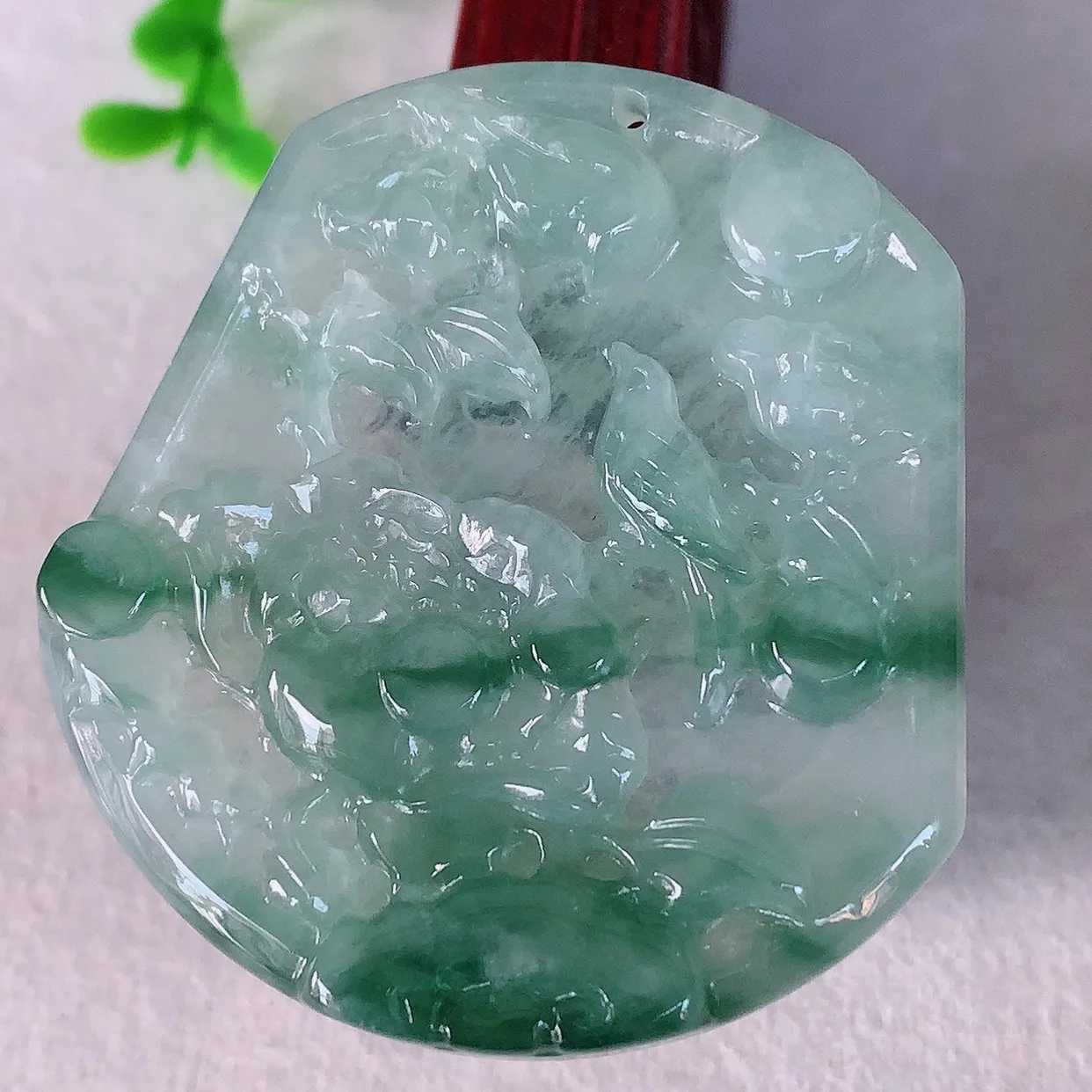 自然光实拍，冰润冰种飘花翡翠喜上眉梢吊坠，花开富贵，种老水足，翠色灵动，寓意美好，佩戴时尚出众！#46.5