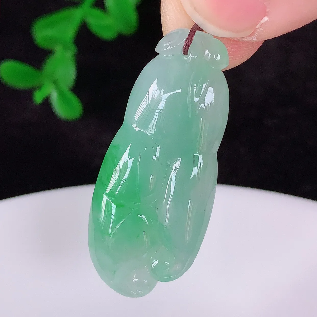 自然光实拍，冰润冰飘阳绿翡翠人参吊坠，种老水足，翠色灵动，寓意美好，佩戴时尚出众！#57.5
