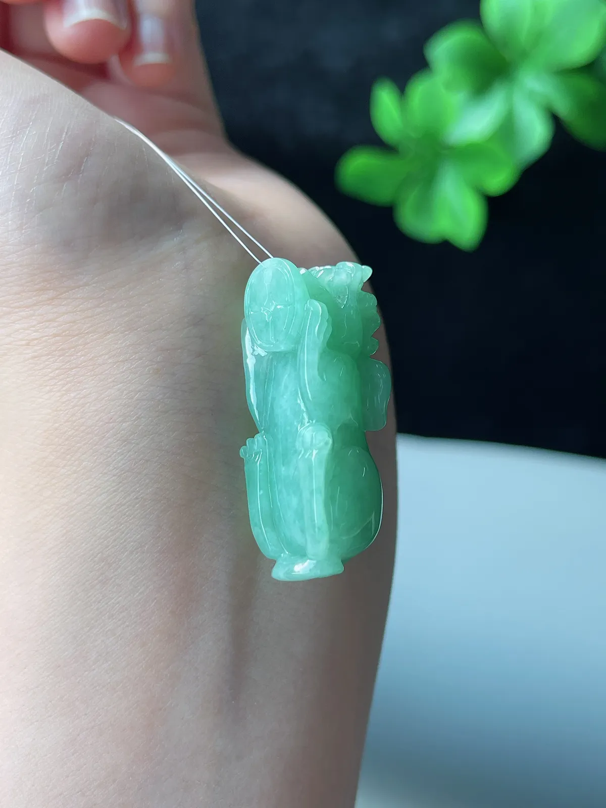 翡翠糯化种淡绿色吊坠