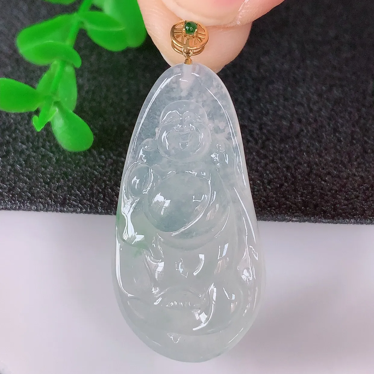 自然光实拍，18K金镶嵌冰种飘绿翡翠冰胶逍遥布袋佛吊坠，代代有钱，水足丰盈，盈满欢喜，配戴送礼佳品！#00.5整体42.6*裸石36*19*5.5