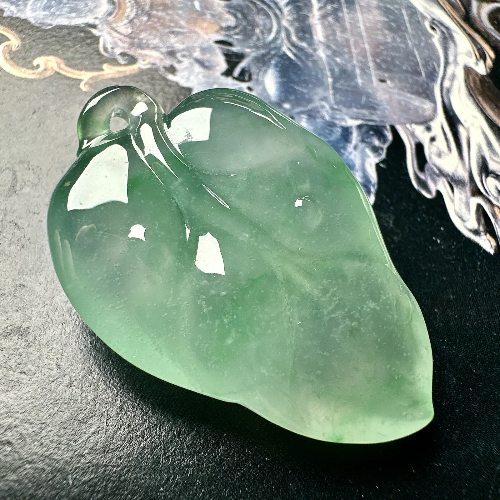 【冰种飘绿随形叶吊坠】金枝玉叶，种水上乘，晶莹剔透，纯净通透，莹光感很强。