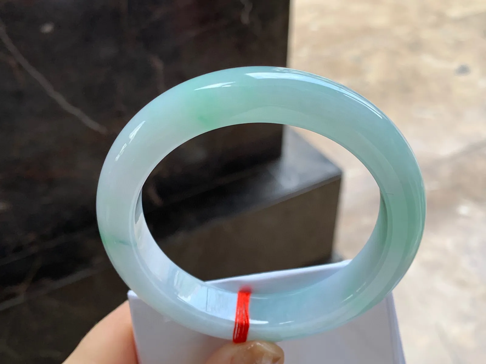 带色手镯
尺寸：61.2-13.1-10.2mm
肉质细腻干净～大圈口