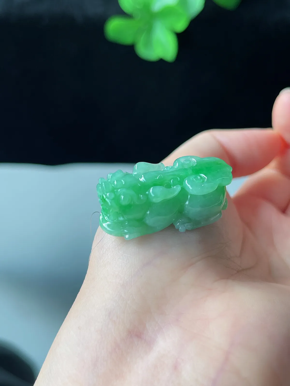 翡翠糯化种浅绿色吊坠