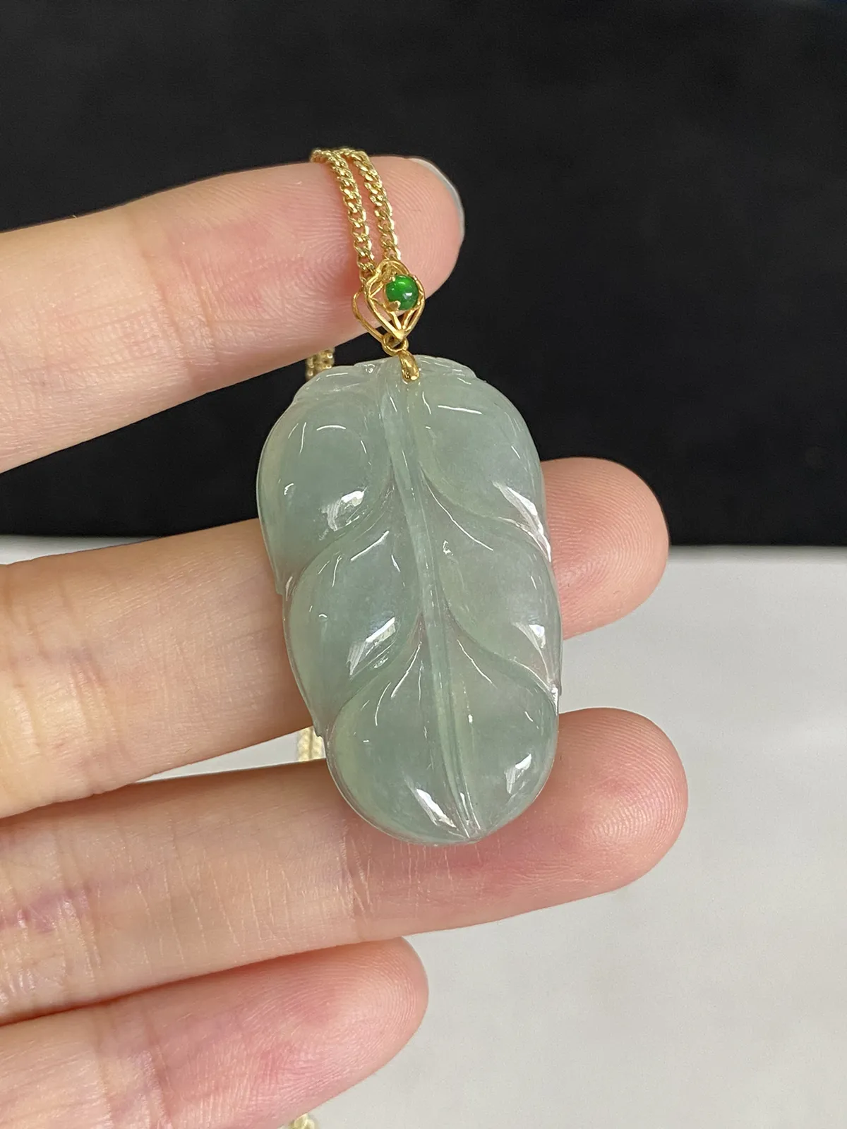 翡翠叶子，印记：G18K，搭配银链