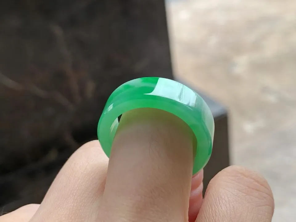 阳绿扳指，颜色漂亮，水润