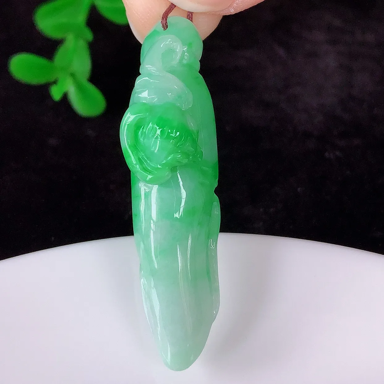自然光实拍，冰润冰糯种飘阳绿翡翠人参吊坠，人生如意，种老水足，翠色灵动，寓意美好，佩戴时尚出众！#05.5
