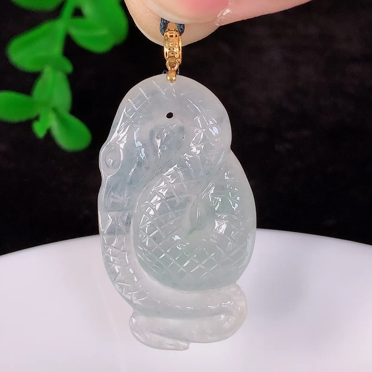 自然光实拍，18k金镶嵌冰种翡翠生肖蛇吊坠，沁人心脾，精致典雅的设计，为佩戴者，增添色彩，送礼自留都是佳品选择！#1.5
