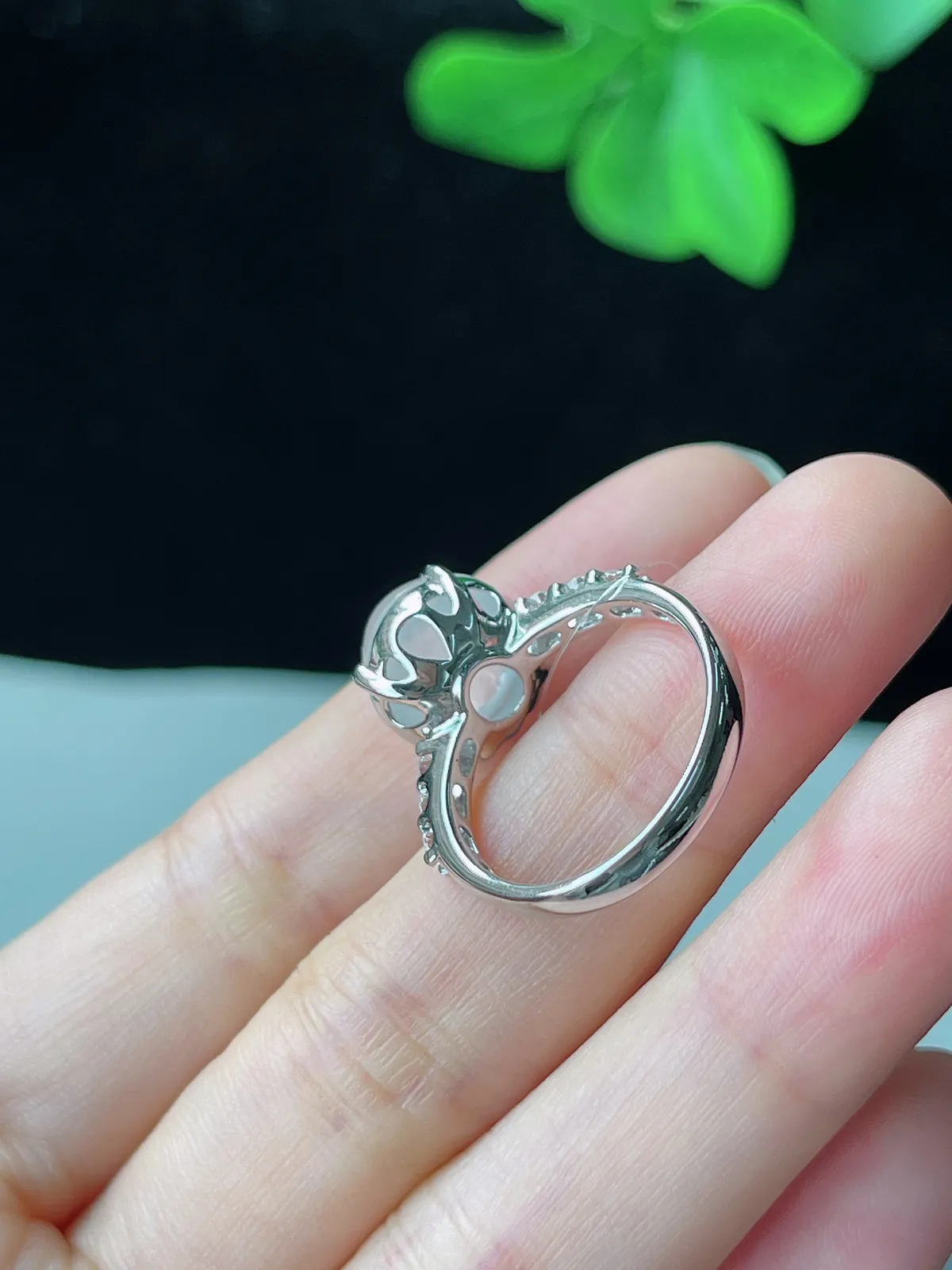 翡翠白冰戒指，印记：Au750,伴钻石