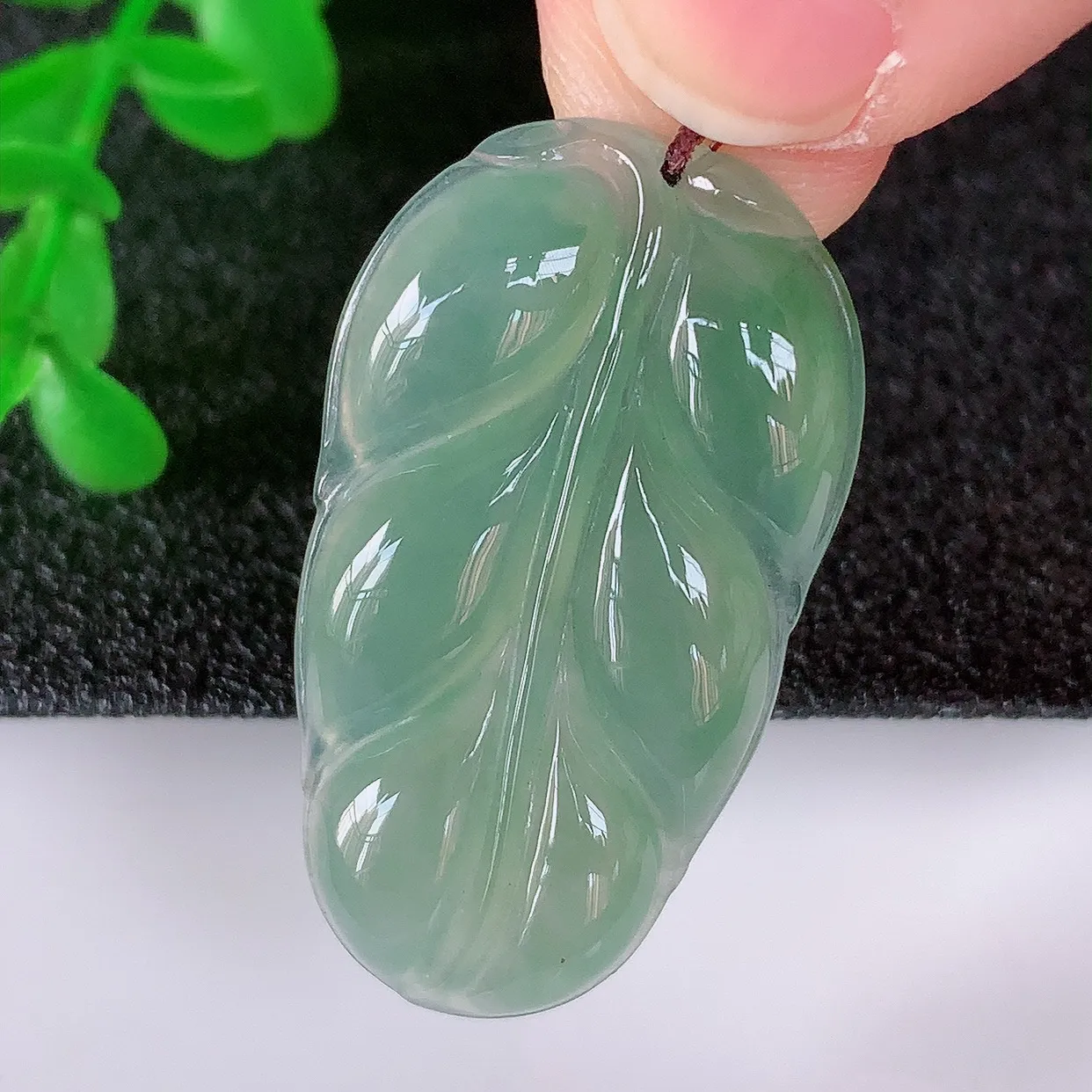自然光实拍，冰润冰种飘绿翡翠事业有成叶子吊坠，莹润且起胶，叶子清秀优雅，佩戴大业有成！#57.5