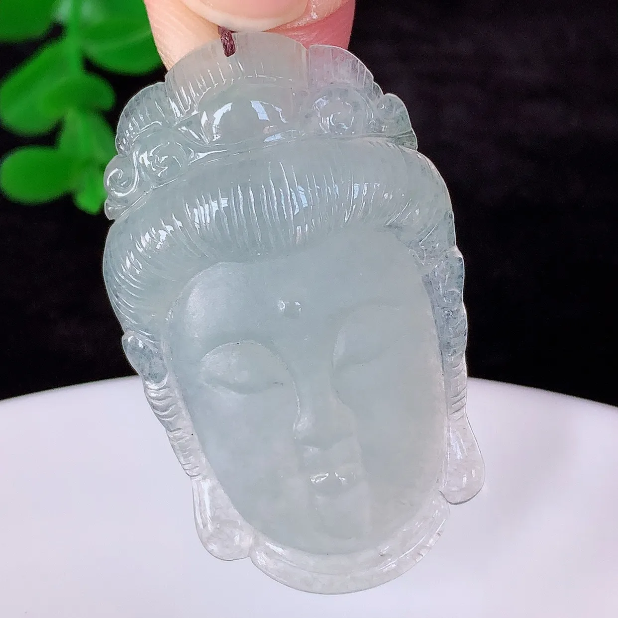 自然光实拍，冰种翡翠观音吊坠，赐福翡翠观音，翠色迷人，观音面相端庄，佩戴时尚出众！#60.5
