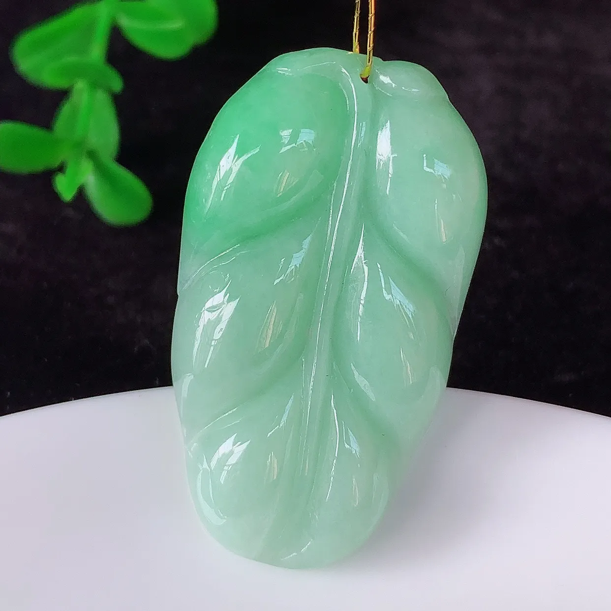 自然光实拍，冰润冰糯种飘绿翡翠事业有成叶子吊坠，莹润且起胶，叶子清秀优雅，佩戴大业有成！#35.5