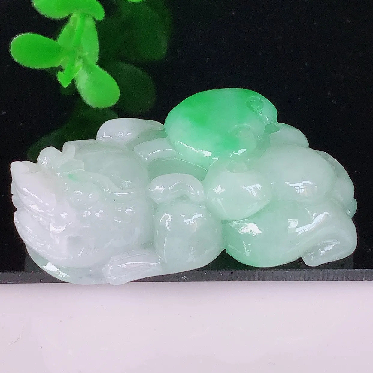 自然光实拍，冰润冰糯种飘阳绿翡翠招财貔貅吊坠，民间有“一摸貔貅运程旺盛，再摸貔貅财运滚滚，三摸貔貅平步青云 ”的美好祝愿。#05.5