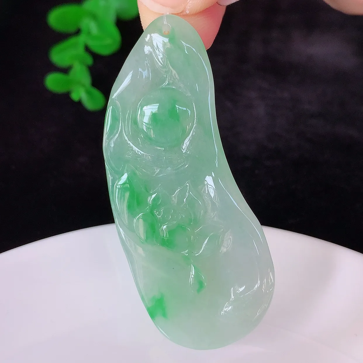 自然光实拍，冰润冰飘阳绿翡翠莲花吊坠，种老水足，翠色灵动，寓意美好，佩戴时尚出众！#49.5