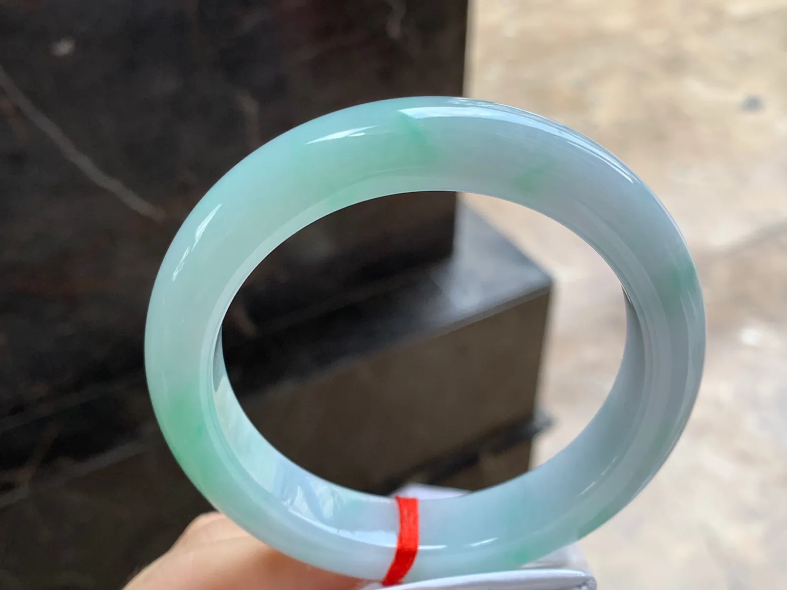 带色手镯
尺寸：61.2-13.1-10.2mm
肉质细腻干净～大圈口