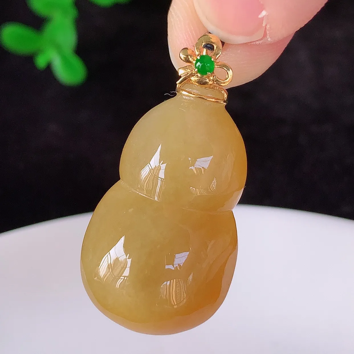 自然光实拍，18K金镶嵌冰润冰糯种黄翡翡翠葫芦吊坠，翡翠葫芦，寓意福禄双全，财源滚滚，佩戴效果优雅迷人！#83.5整体31.6*裸石26*16*7.5