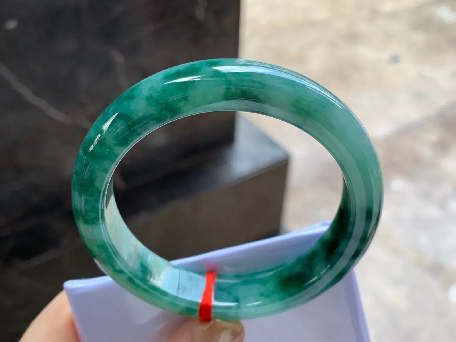 飘花手镯
尺寸：55.5-12.5-8.3mm
底子细腻干净～飘花浓郁