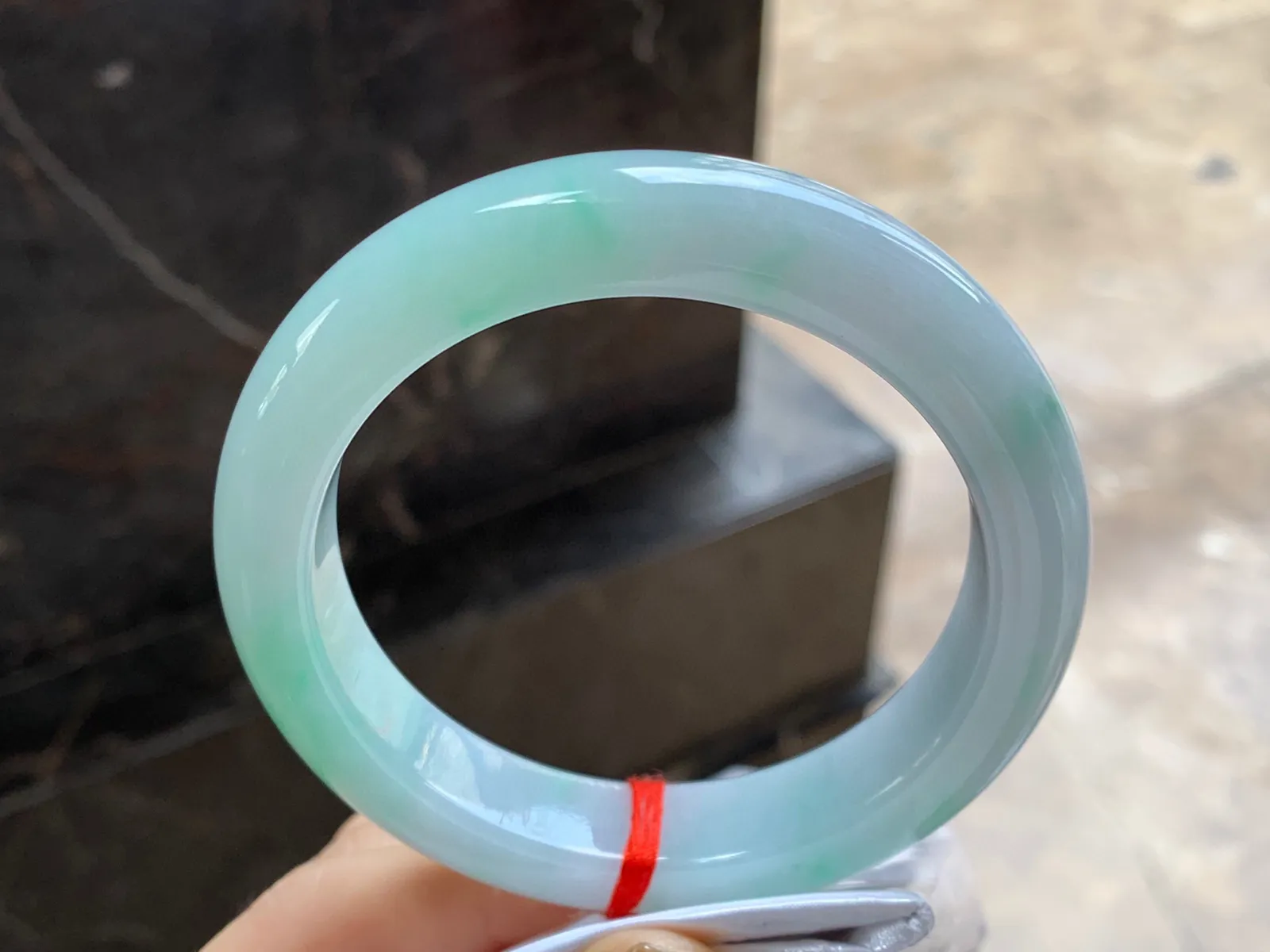带色手镯
尺寸：61.2-13.1-10.2mm
肉质细腻干净～大圈口