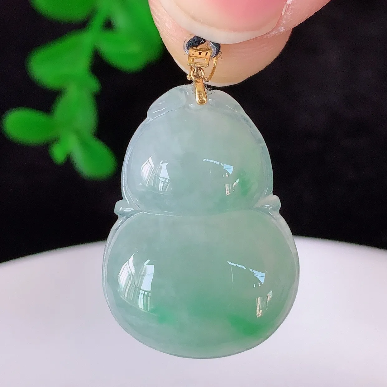 自然光实拍，18K金镶嵌冰飘绿翡翠葫芦吊坠，翡翠葫芦，寓意福禄双全，财源滚滚，佩戴效果优雅迷人！#49.5