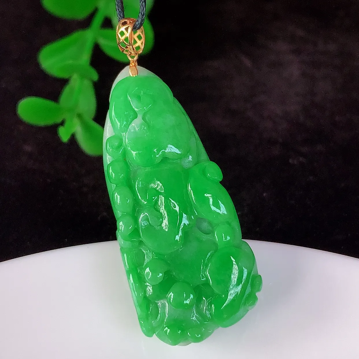 自然光实拍，18K金镶嵌冰润冰糯种辣阳绿翡翠招百财白菜吊坠，百财聚来，财源滚滚，色泽鲜艳，精工水润的白菜，性价比高！#1.5整体41*裸石35*16*9.5