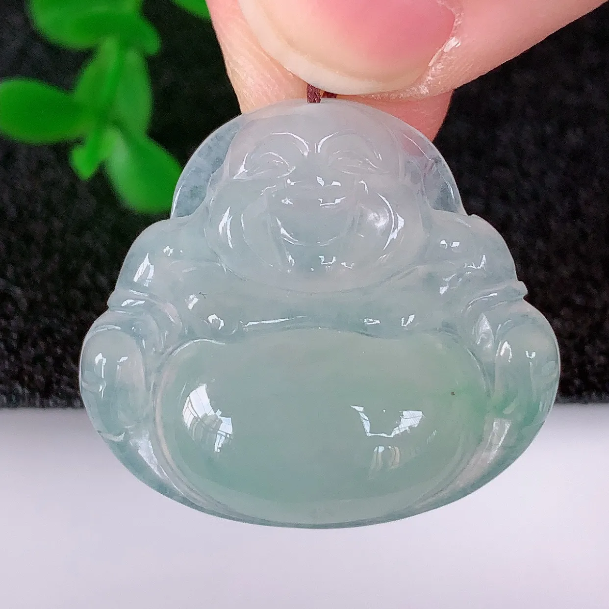 自然光实拍，冰润冰种飘绿翡翠佛公吊坠，饱满， 佛公亦保平安，寓意有福（佛公）相伴，配戴优雅迷人！#57.5