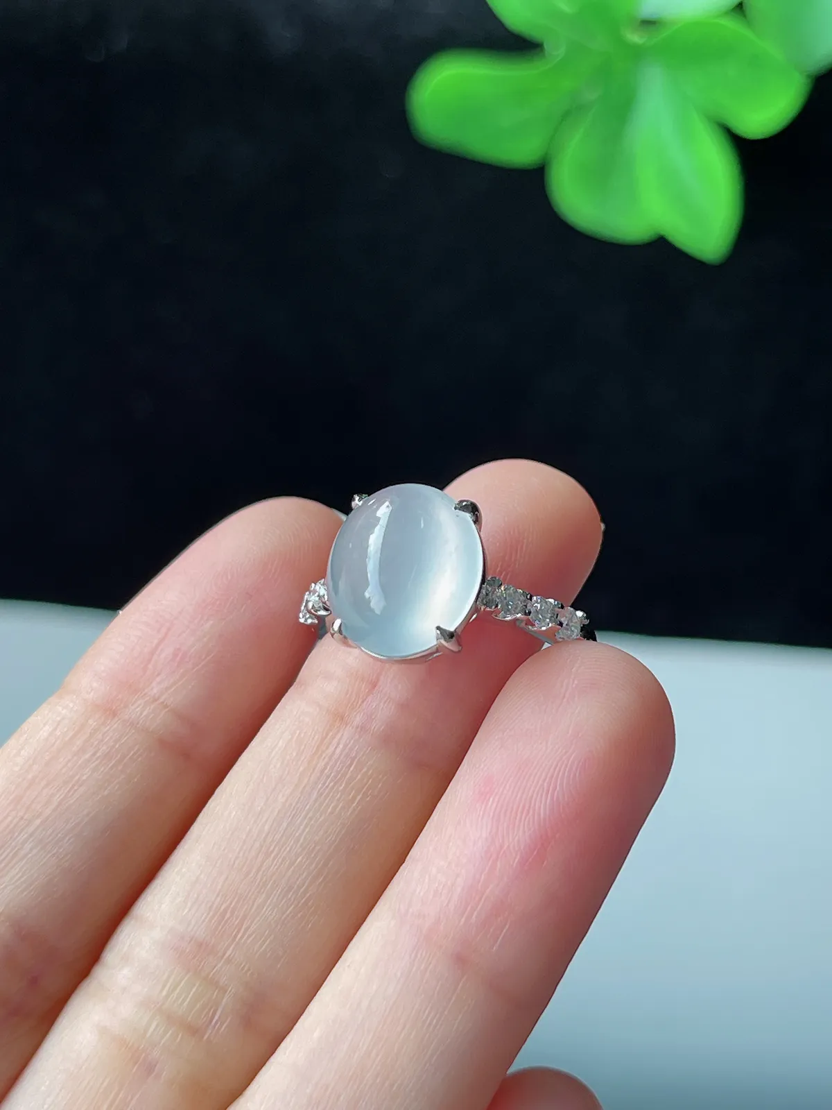 翡翠白冰戒指，印记：Au750,伴钻石