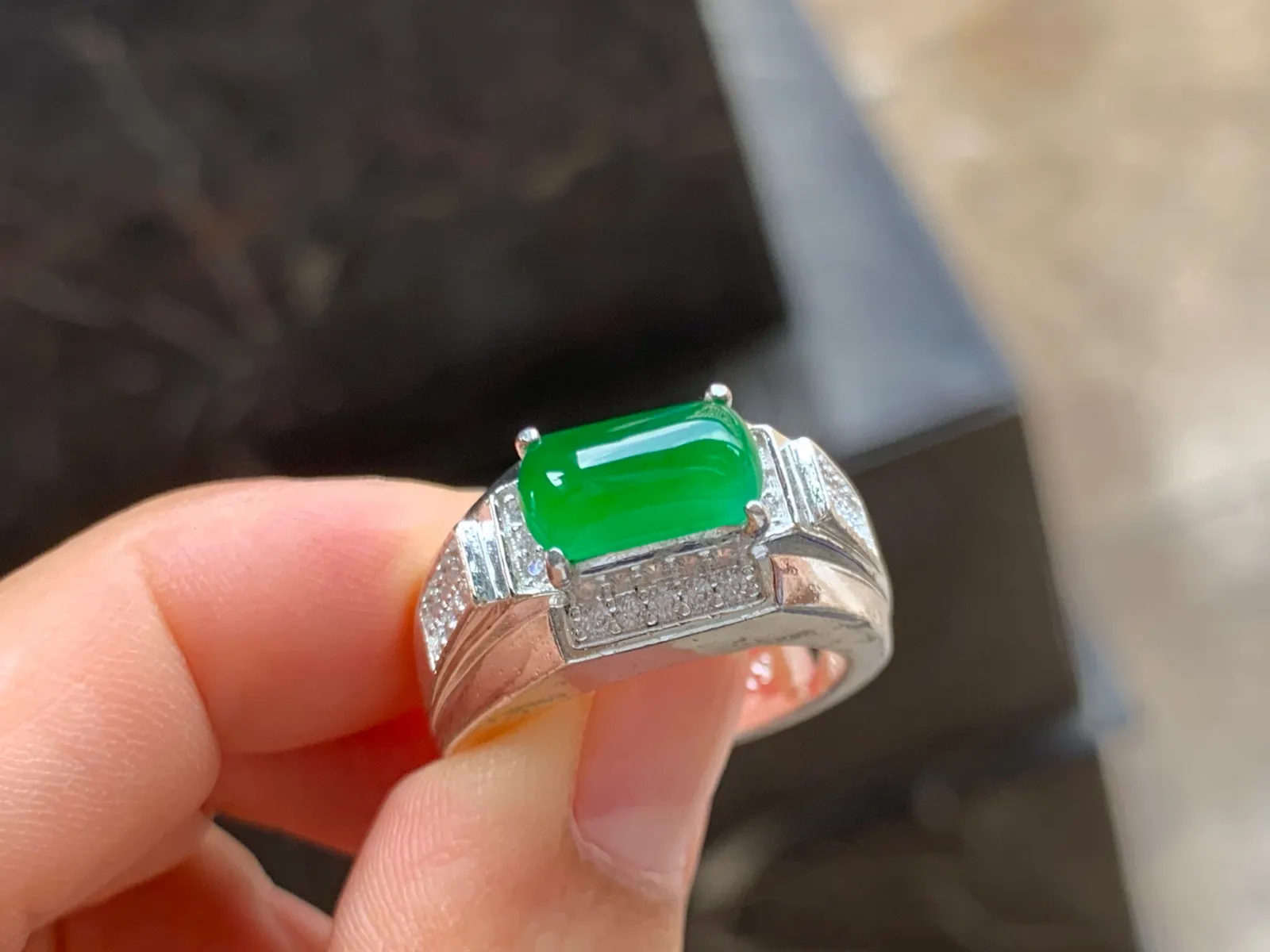 满色马鞍戒面 种好水润 颜色辣绿
铜托