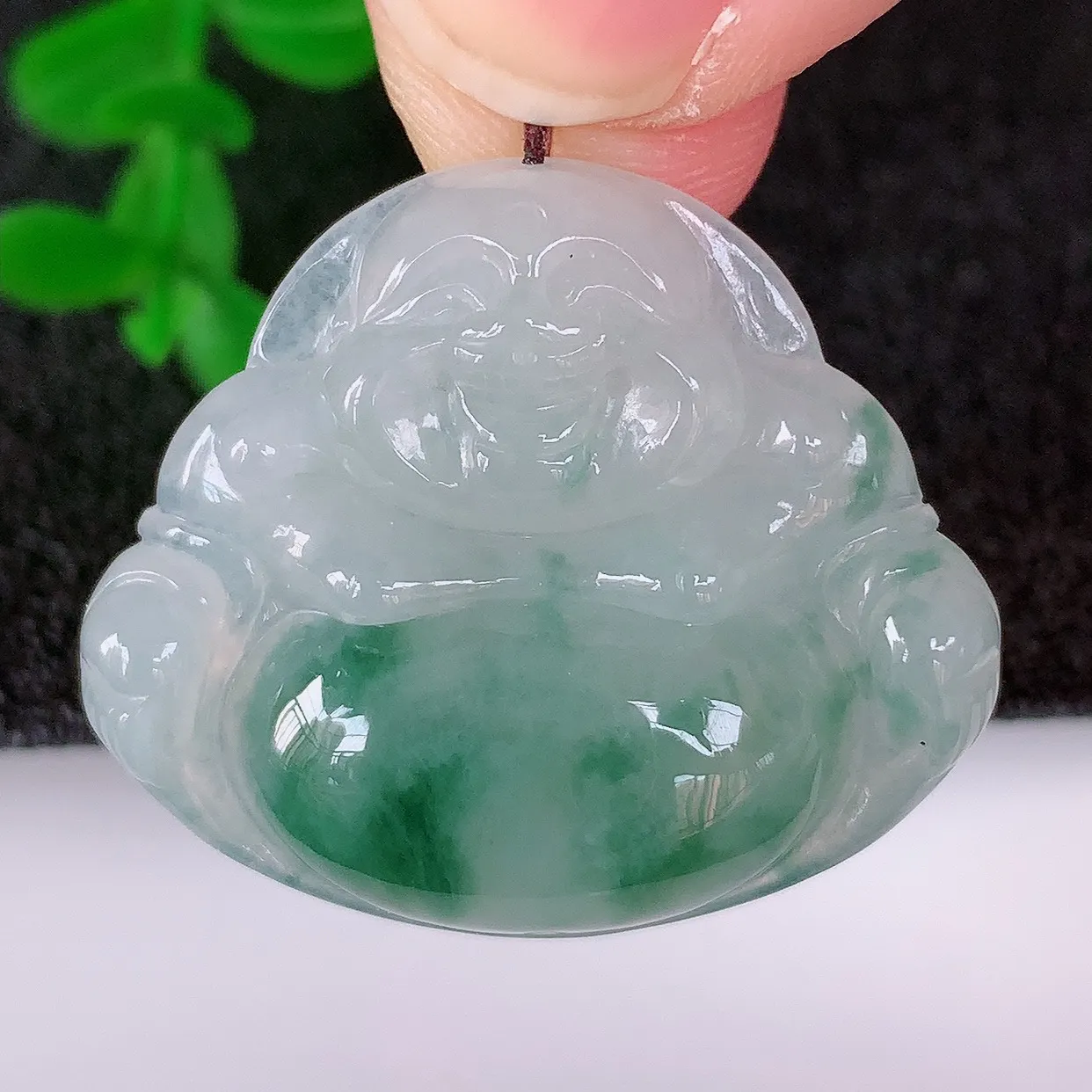 自然光实拍，冰润冰飘花翡翠佛公吊坠，饱满， 佛公亦保平安，寓意有福（佛公）相伴，配戴优雅迷人！#57.5