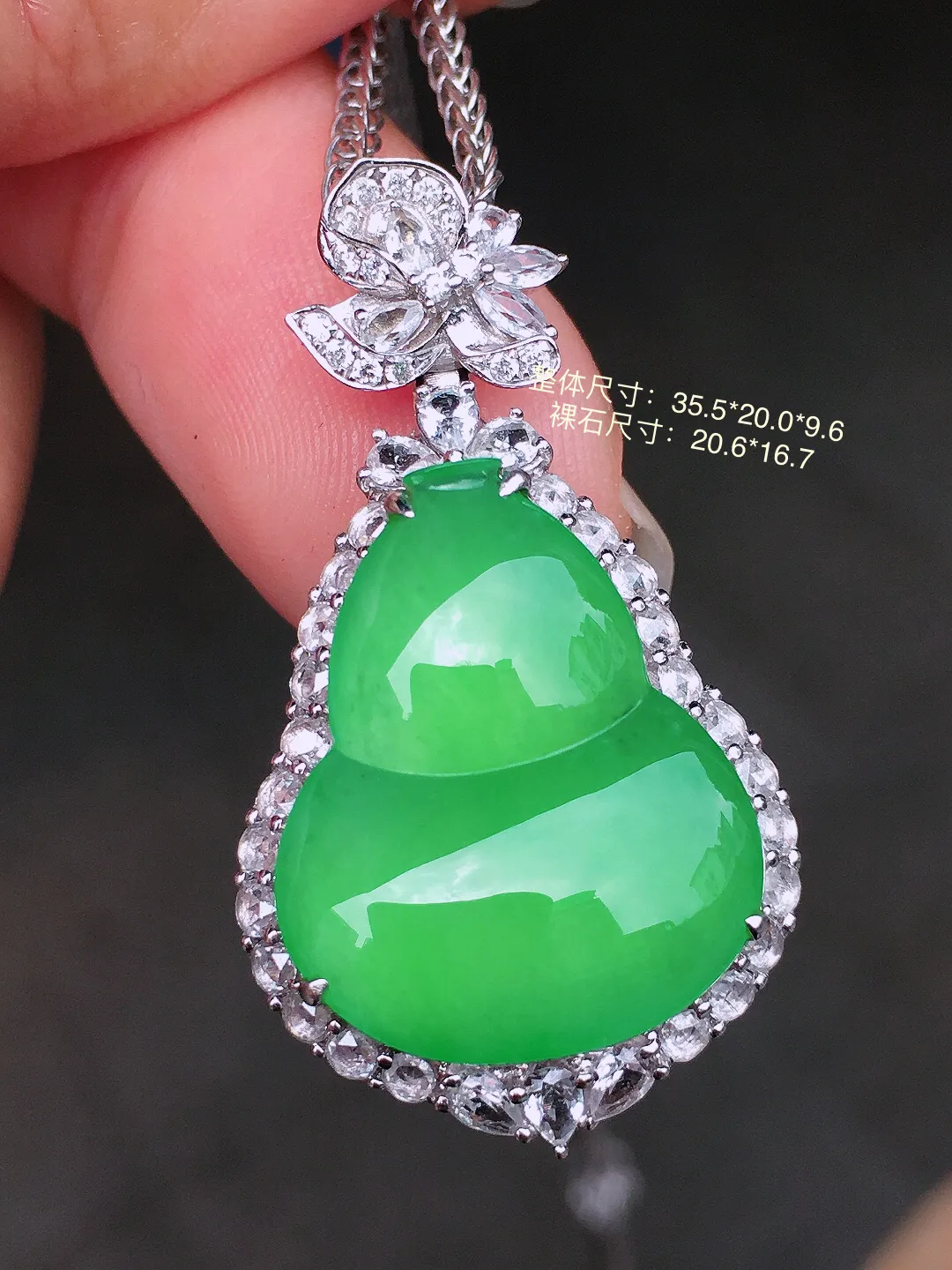 阳绿葫芦吊坠，色泽均匀艳丽，玉质细腻，荧光感超
强，饱满水润，气质满满。18k
金豪华镶嵌