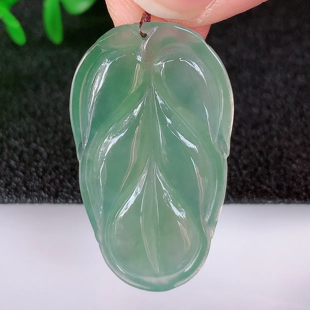 自然光实拍，冰润冰种飘绿翡翠事业有成叶子吊坠，莹润且起胶，叶子清秀优雅，佩戴大业有成！#57.5