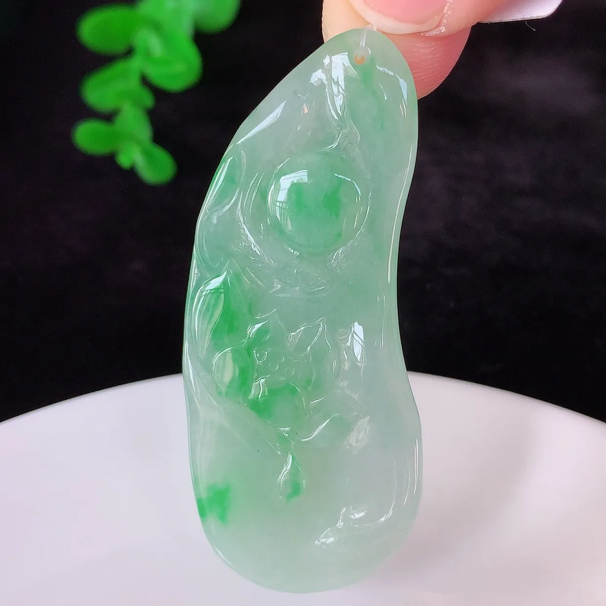 自然光实拍，冰润冰飘阳绿翡翠莲花吊坠，种老水足，翠色灵动，寓意美好，佩戴时尚出众！#49.5